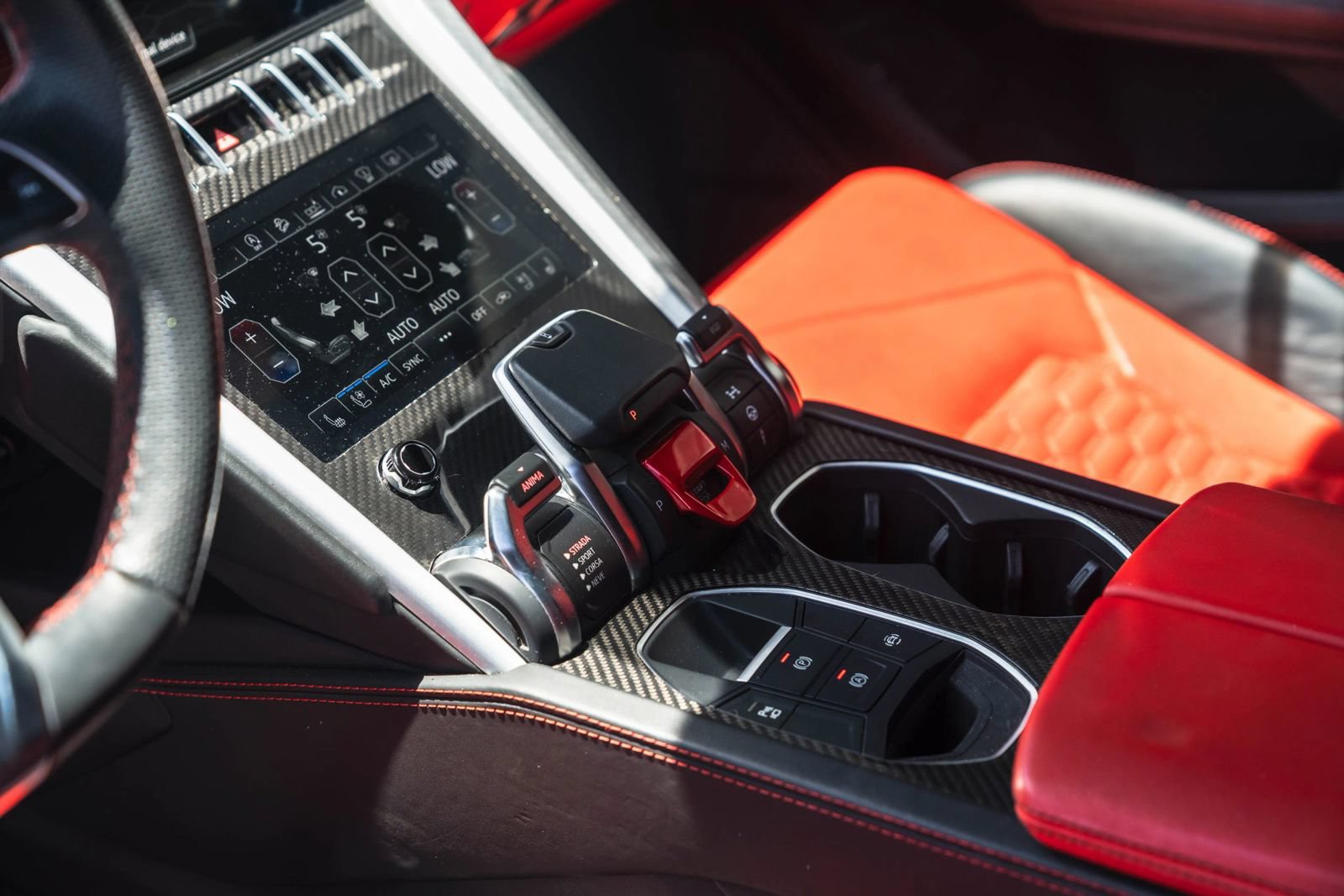 Used 2020 Lamborghini Urus AWD/4WD image 32
