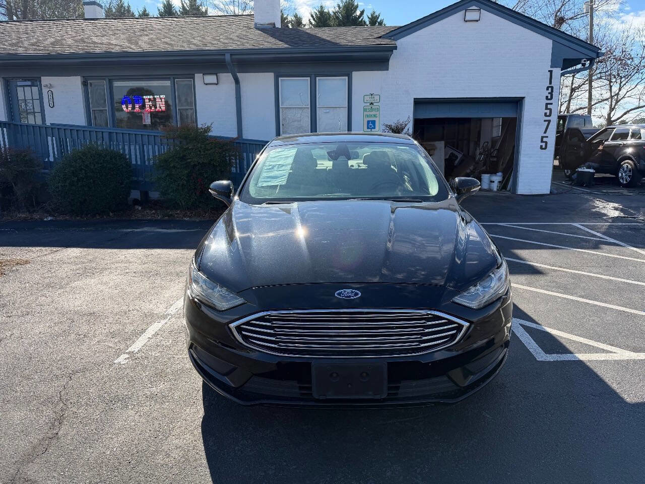 Used 2018 Ford Fusion SE FWD image 3