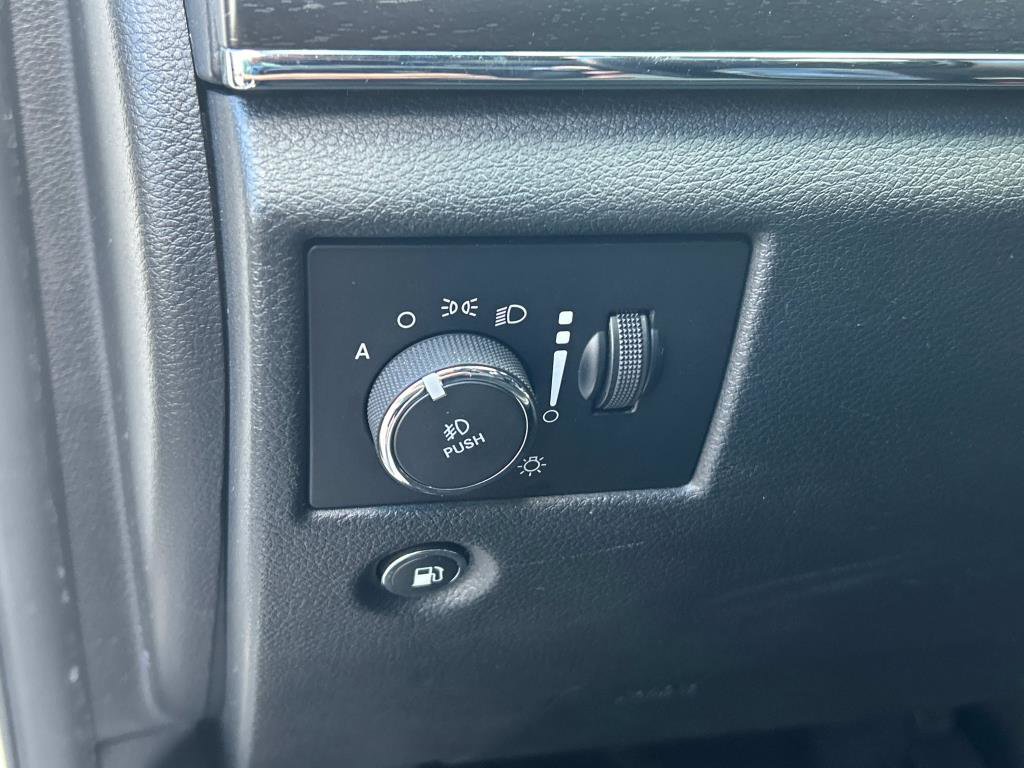 Used 2017 Jeep Grand Cherokee Limited image 23