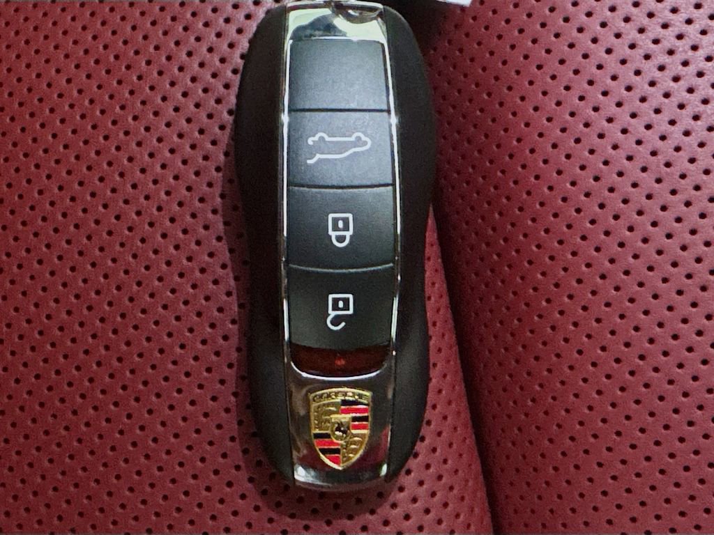 Used 2024 Porsche Macan AWD/4WD image 37