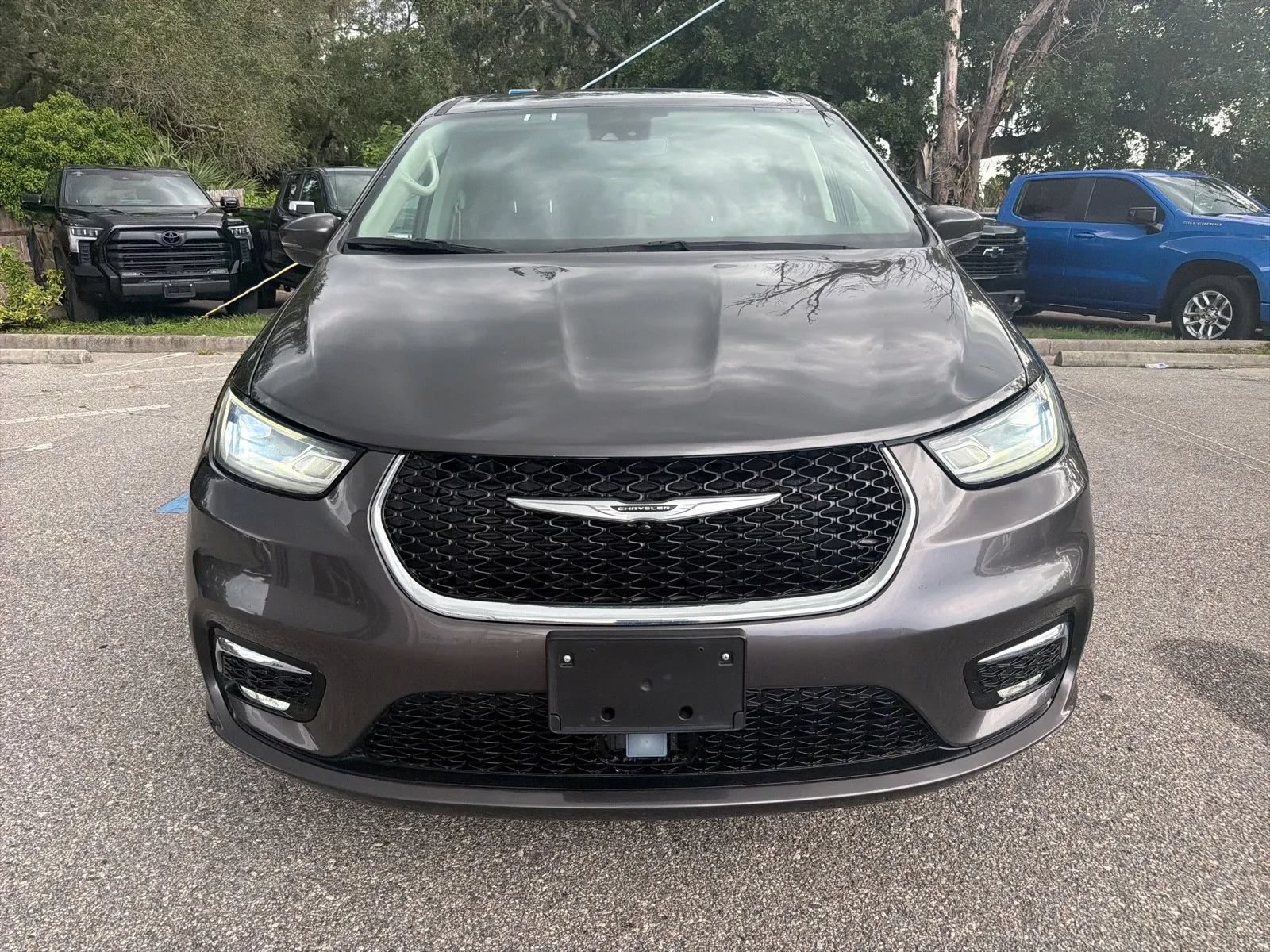 Used 2023 Chrysler Pacifica Touring-L FWD image 4