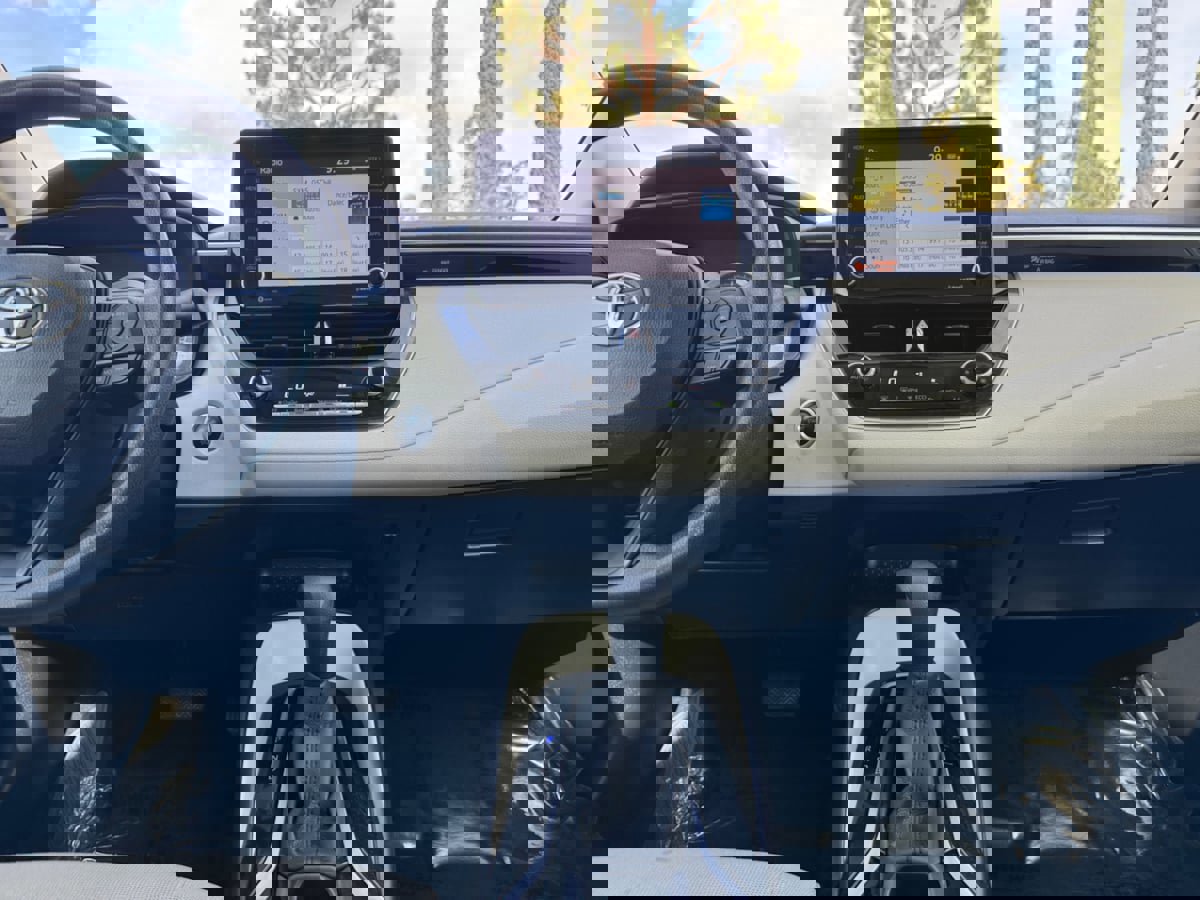 Used 2022 Toyota Corolla LE w/ LE Convenience Package FWD image 15