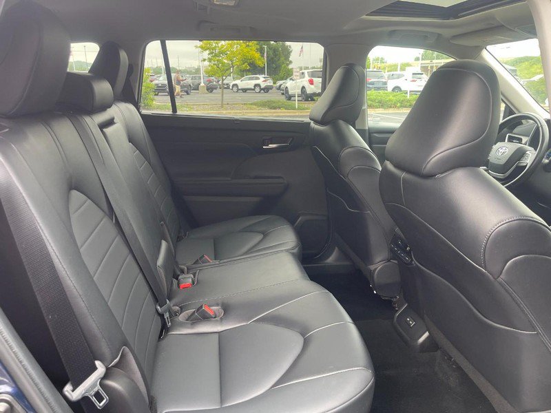 Used 2022 Toyota Highlander XLE AWD/4WD image 14