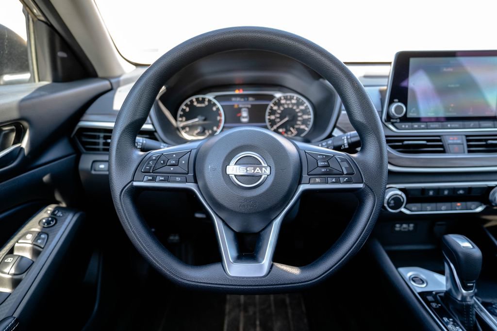 Used 2024 Nissan Altima 2.5 SV FWD image 13