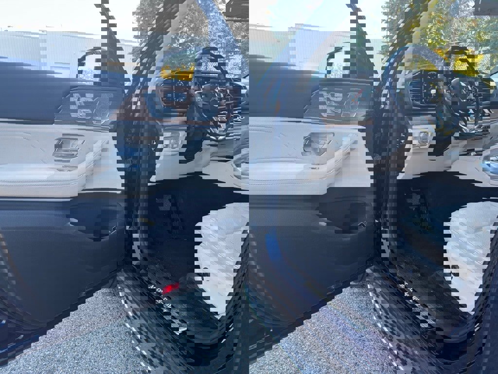 Used 2022 Mercedes-Benz GLE 350 4MATIC w/ Premium Package image 11