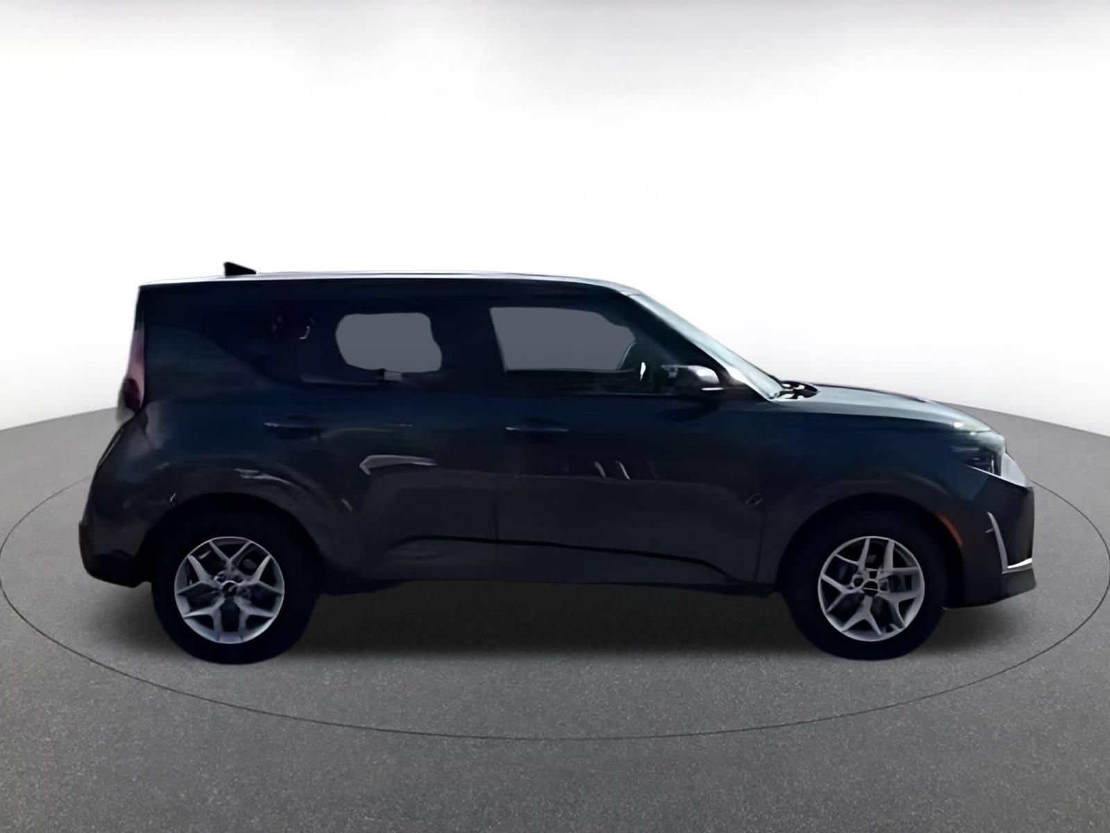 Used 2025 Kia Soul LX w/ LX Technology Package FWD image 12