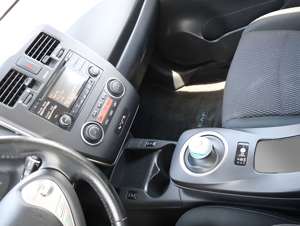 Used 2015 Nissan Leaf S FWD image 20