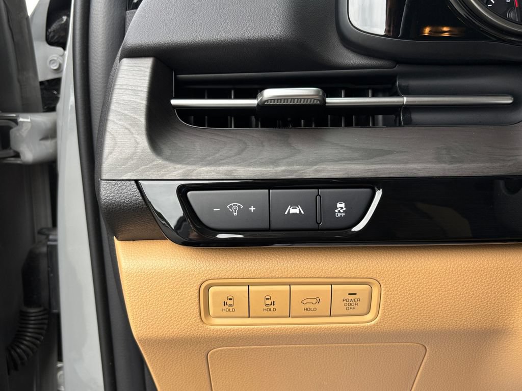Used 2024 Kia Carnival EX FWD image 31