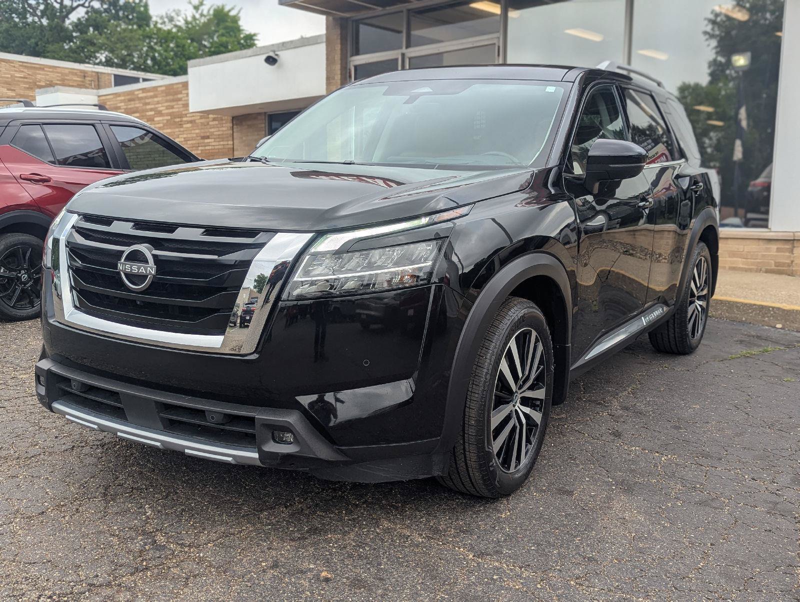Used 2023 Nissan Pathfinder Platinum w/ Cargo Package AWD/4WD image 8