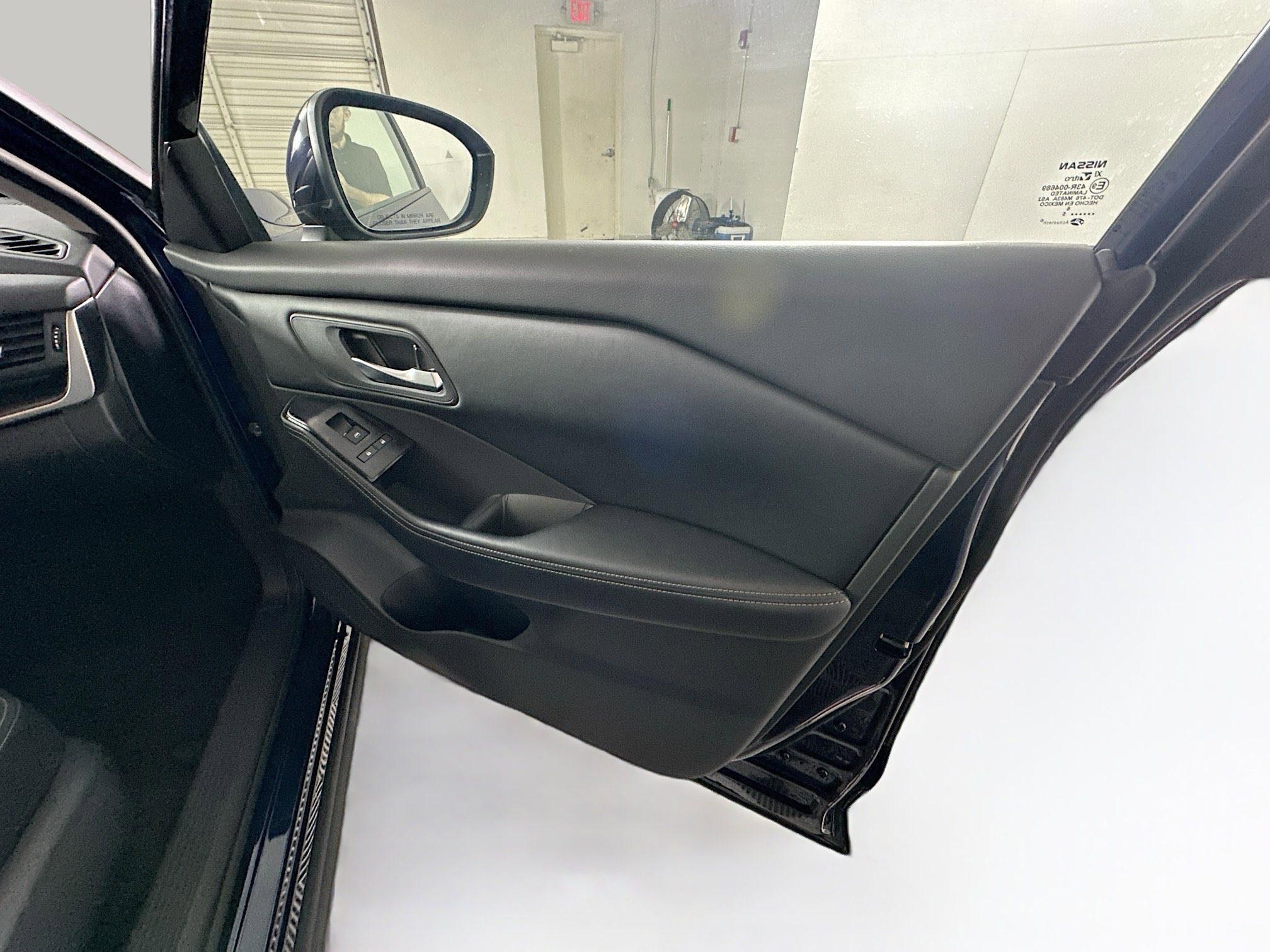 Used 2025 Nissan Rogue SV image 31