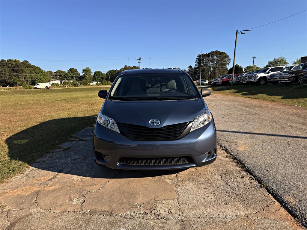 Used 2015 Toyota Sienna L FWD image 2