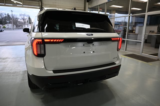 Used 2025 Ford Explorer ST-Line w/ ST-Line Street Pack AWD/4WD image 6