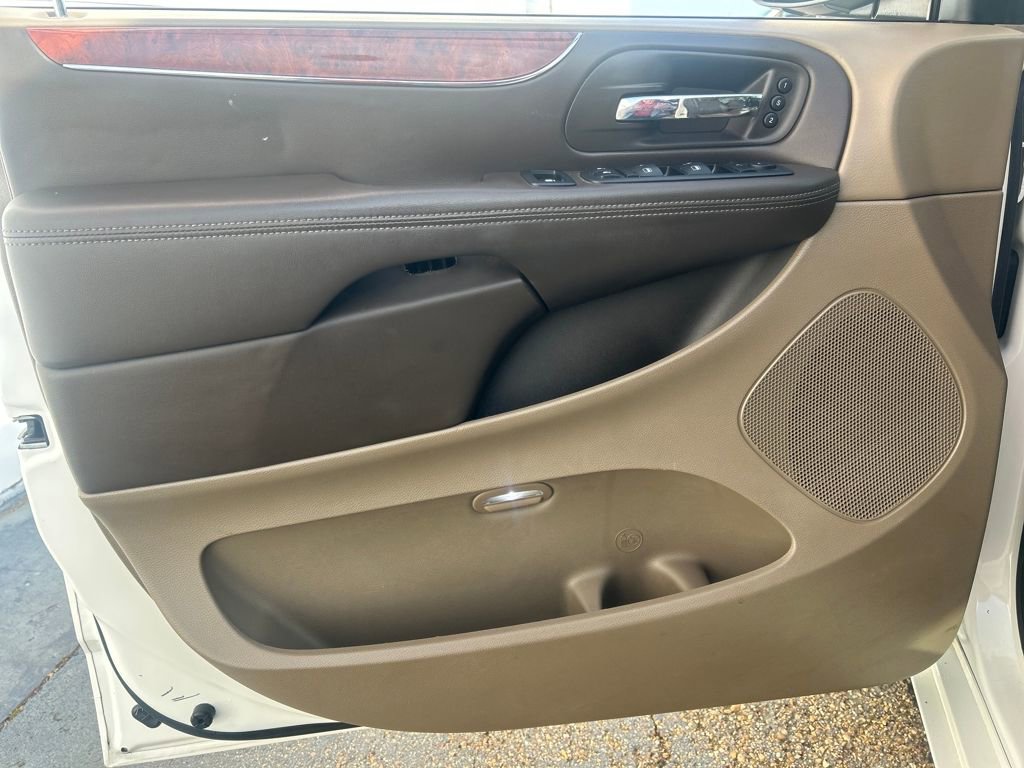 Used 2013 Chrysler Town & Country Limited image 5