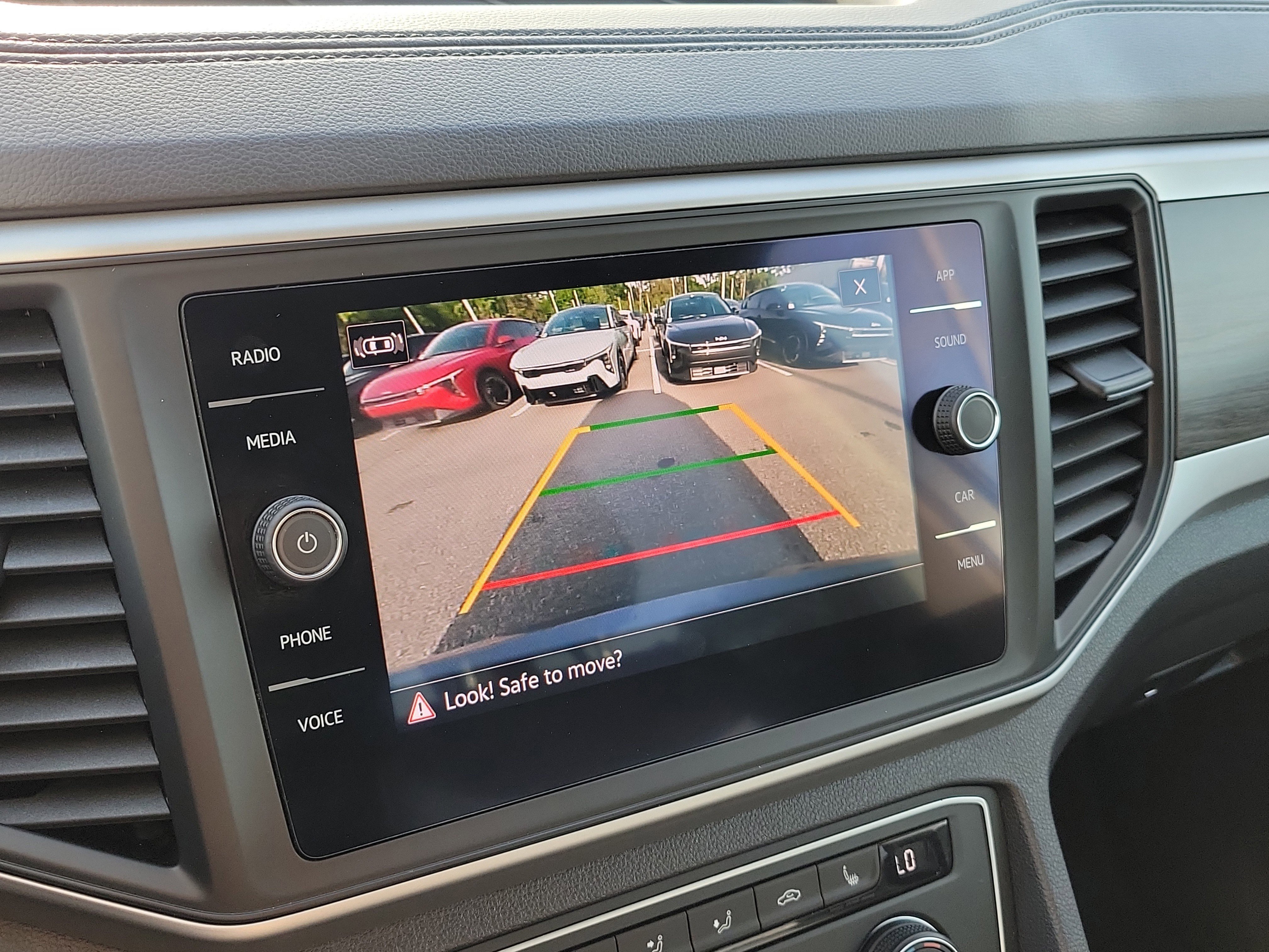 Used 2021 Volkswagen Atlas SE image 33