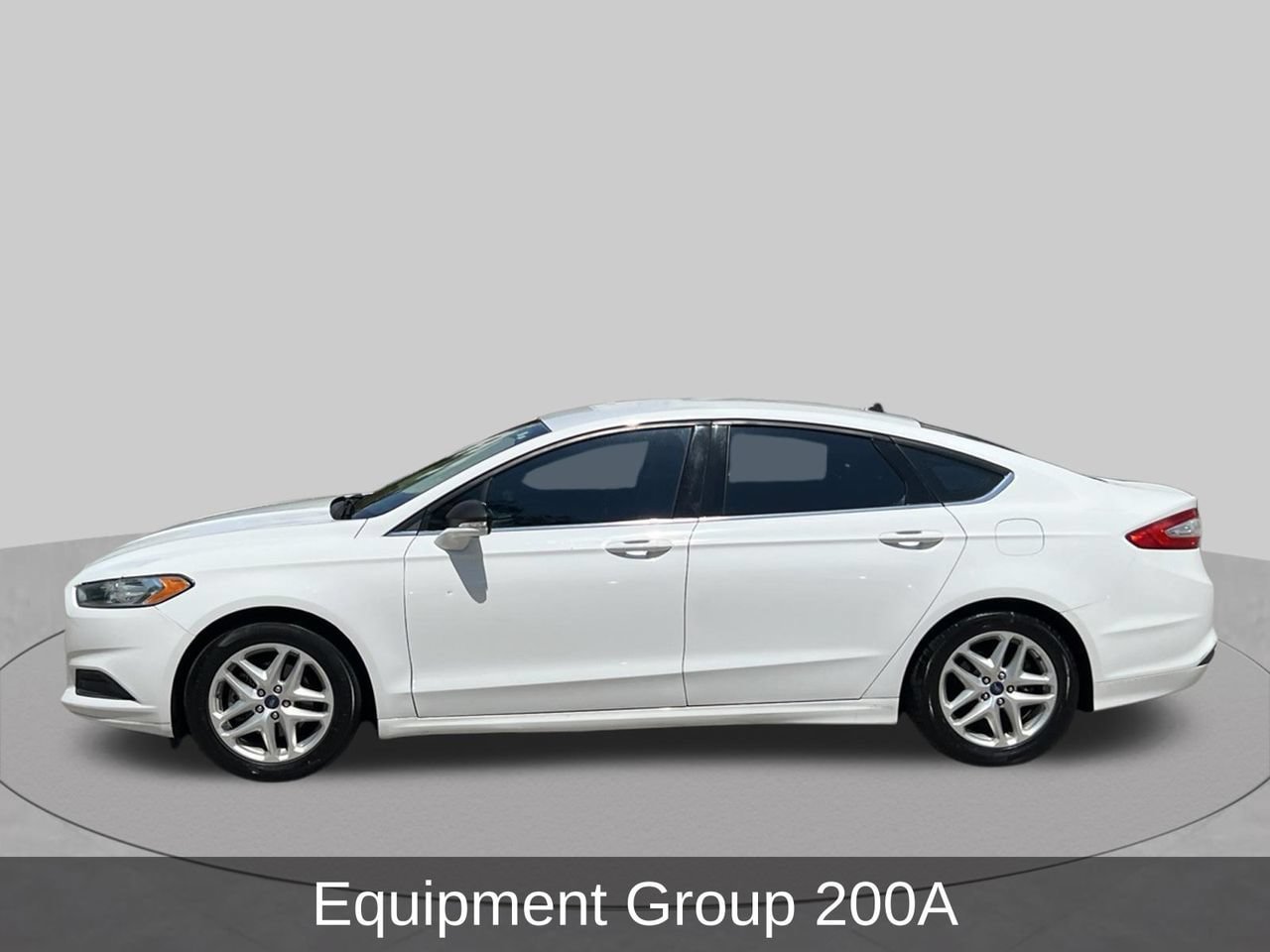 Used 2016 Ford Fusion SE FWD image 2