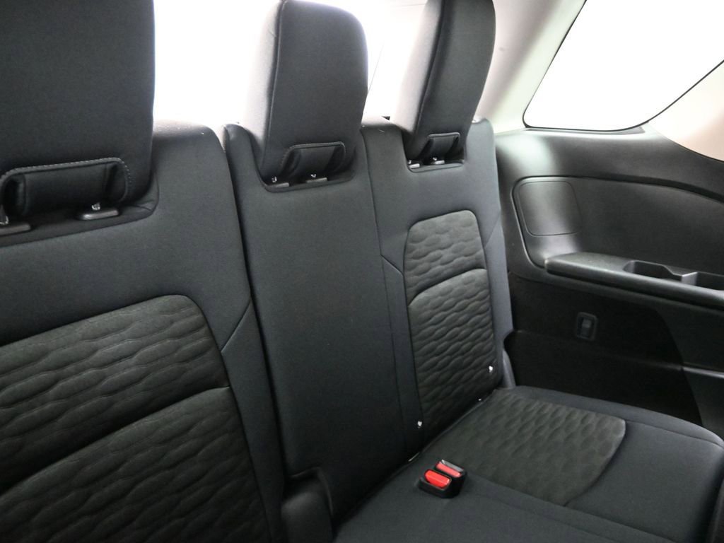 Used 2025 Nissan Pathfinder SV image 16