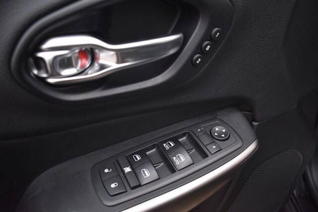 Used 2019 Jeep Cherokee Limited w/ Luxury Group AWD/4WD image 25