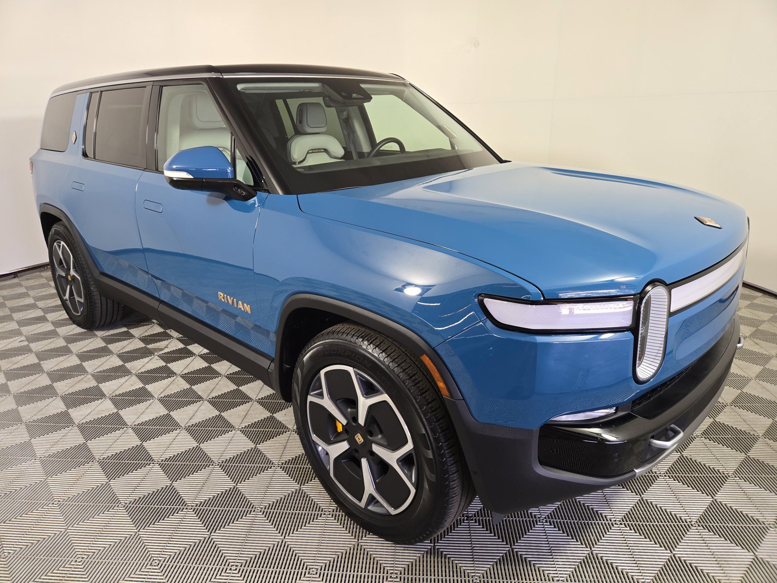 Used 2024 Rivian R1S Adventure AWD/4WD image 7