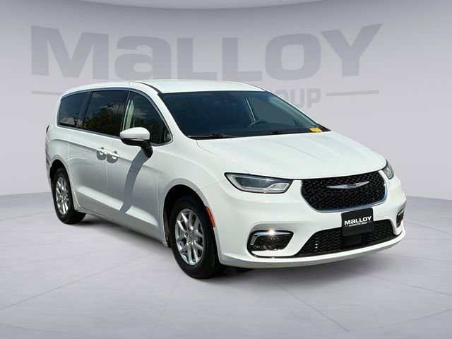 Used 2023 Chrysler Pacifica Touring-L FWD image 7