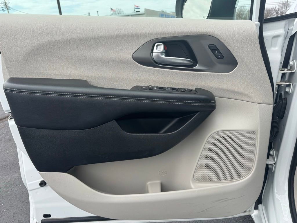 Used 2023 Chrysler Pacifica Touring-L image 2