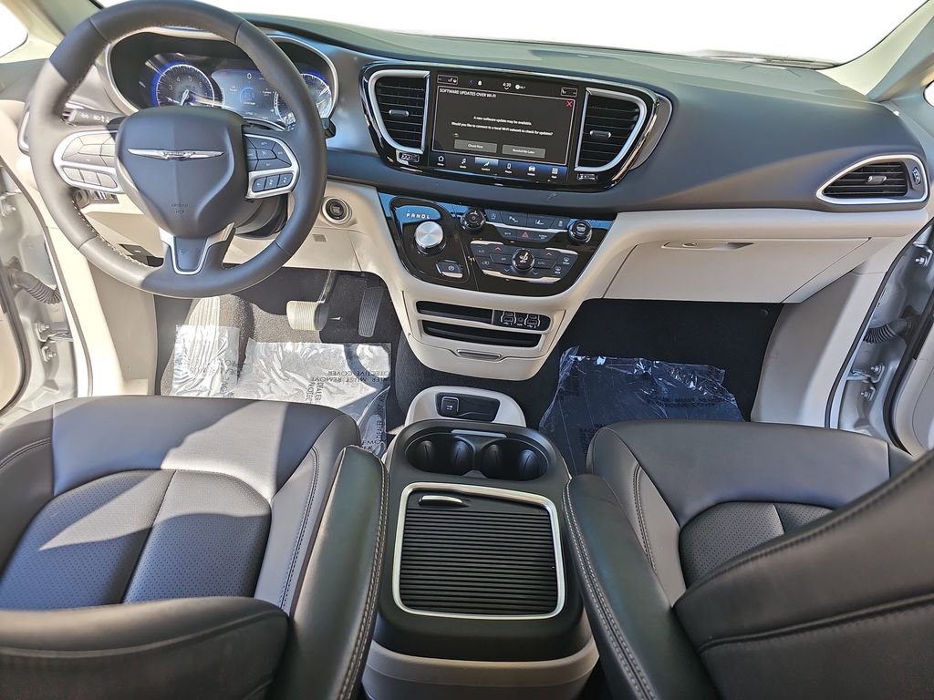 Certified 2024 Chrysler Pacifica Touring-L FWD image 9