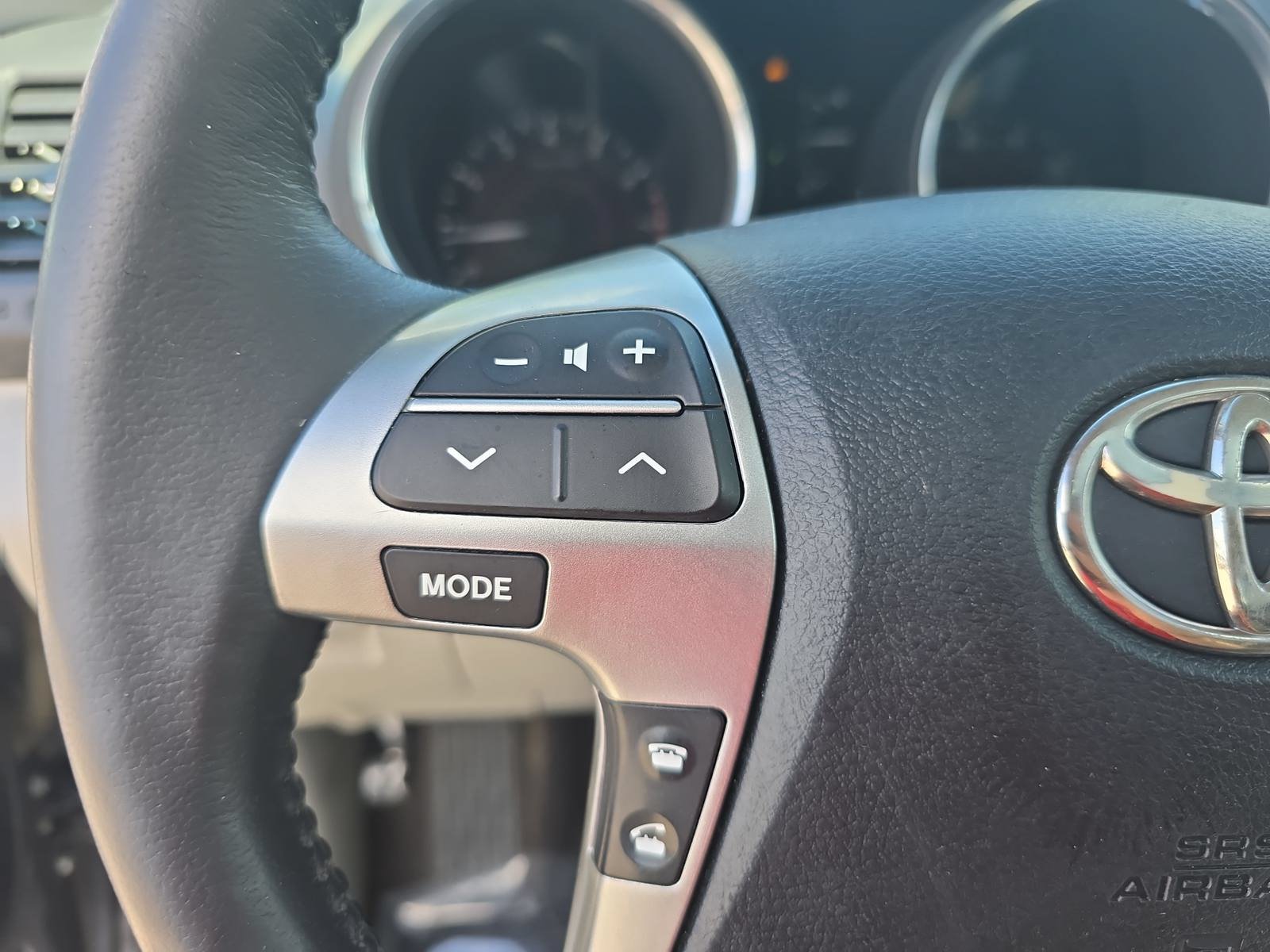 Used 2012 Toyota Highlander SE w/ Tow Pkg FWD image 16