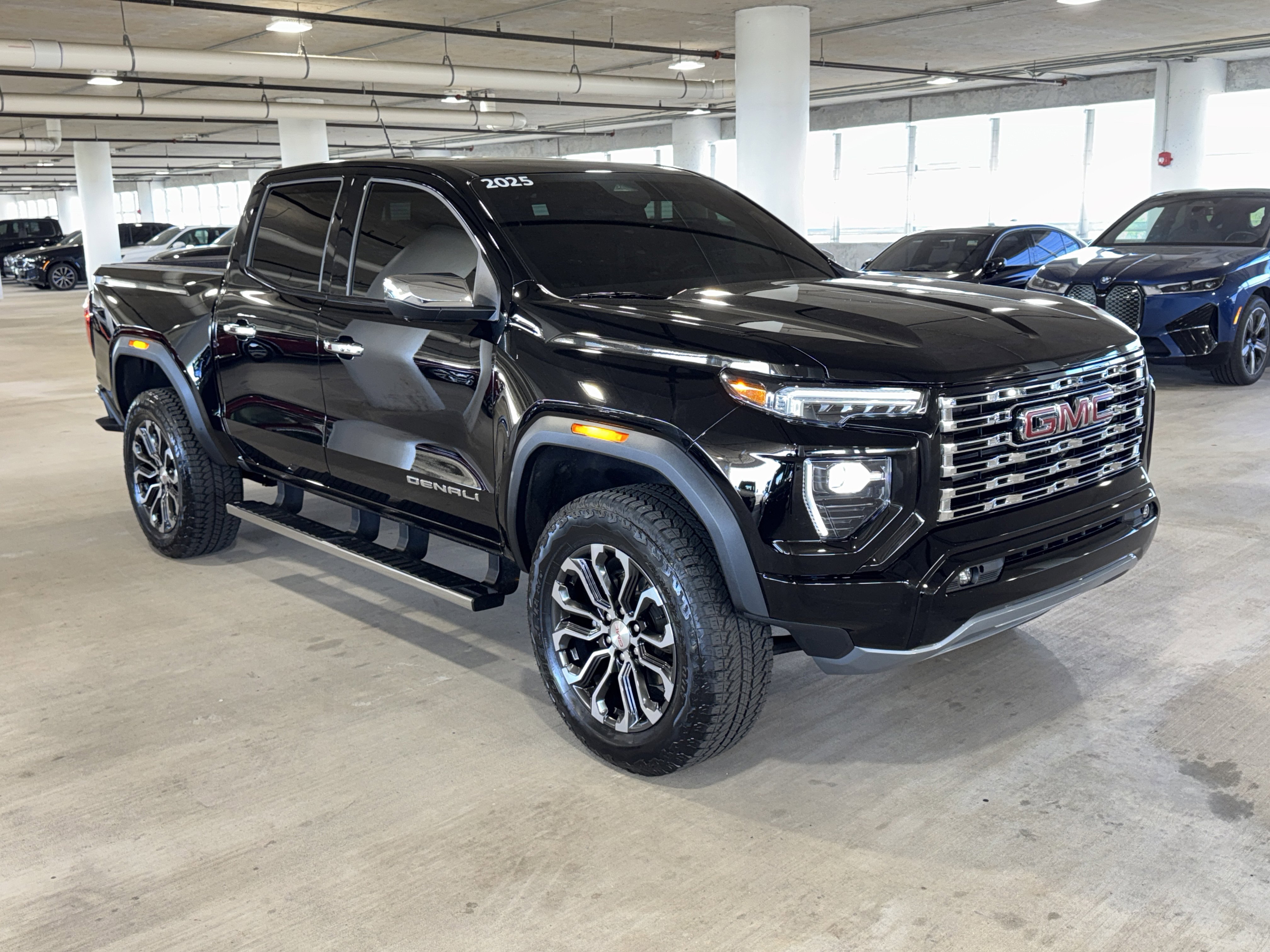 Used 2025 GMC Canyon Denali image 2