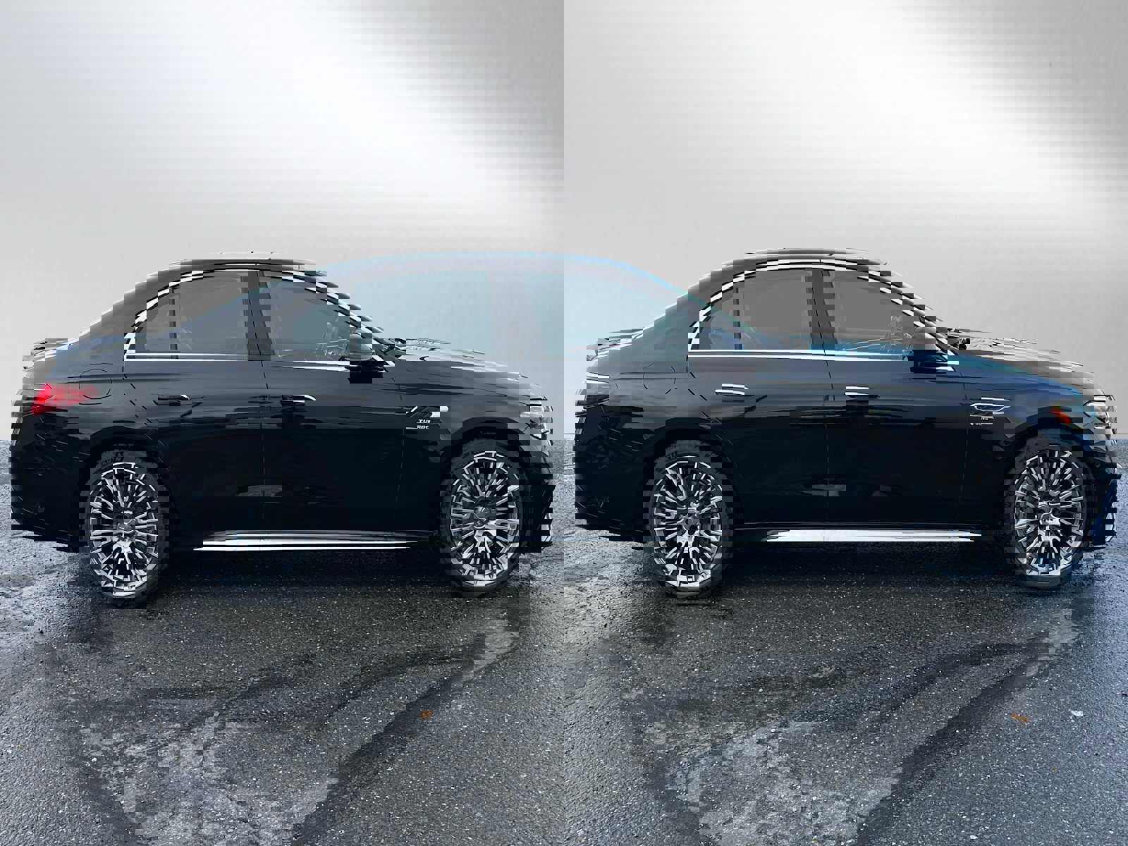 Used 2025 Mercedes-Benz E 53 AMG e 4MATIC Sedan image 2