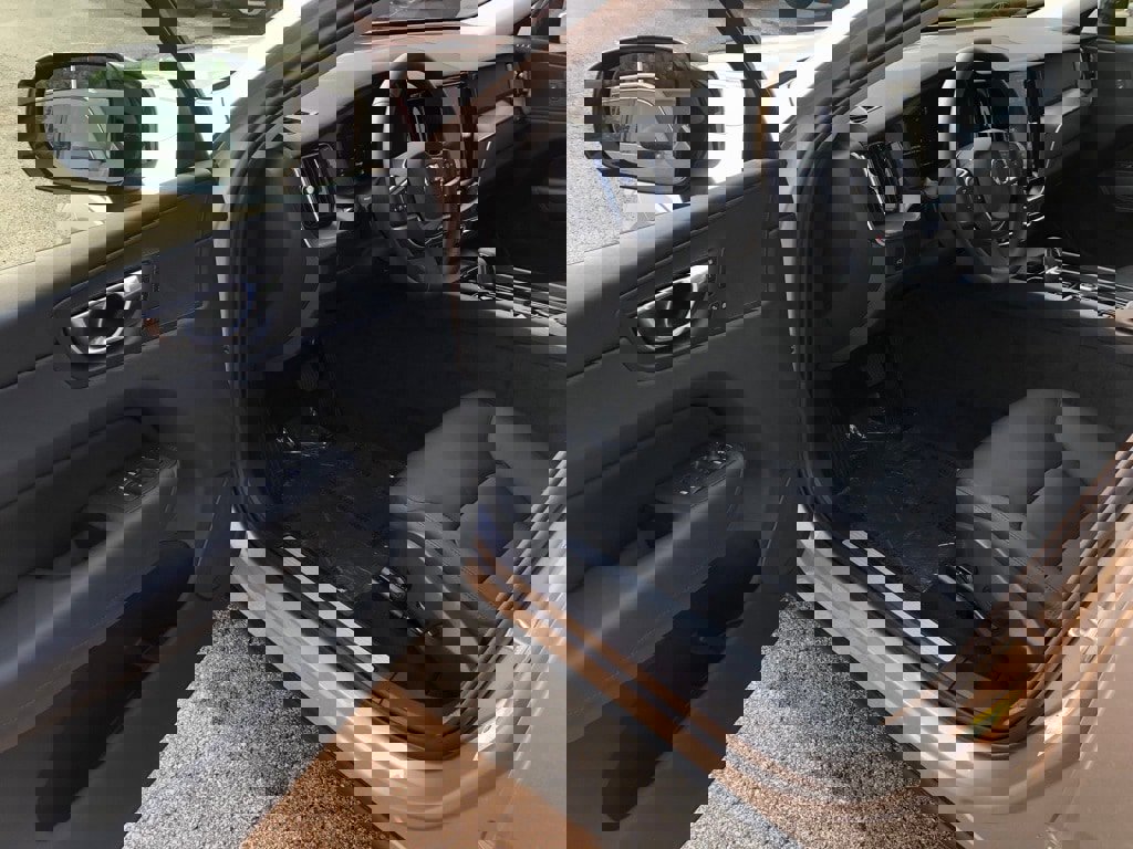 New 2025 Volvo XC60 B5 Core w/ Protection Package Premier image 11