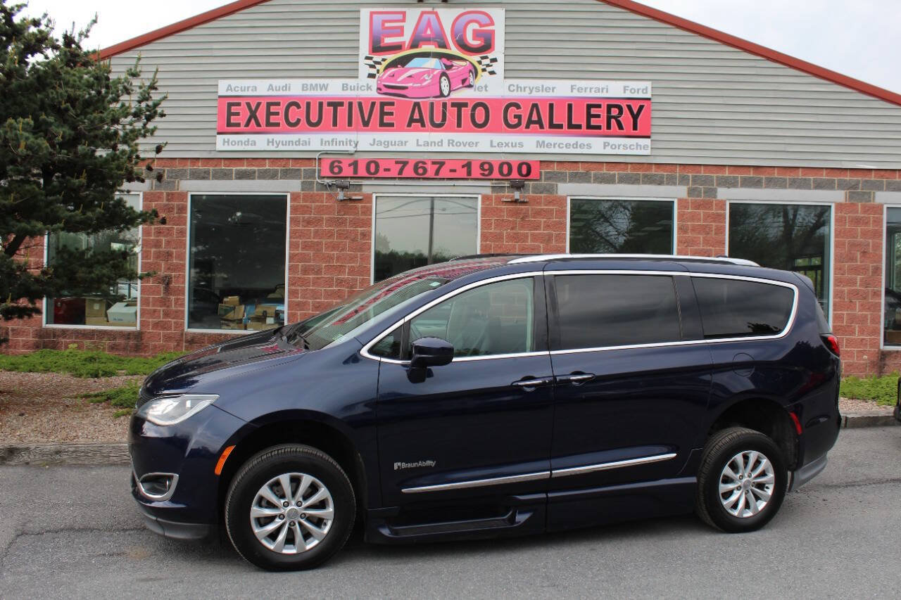 Used 2019 Chrysler Pacifica Touring-L FWD image 2