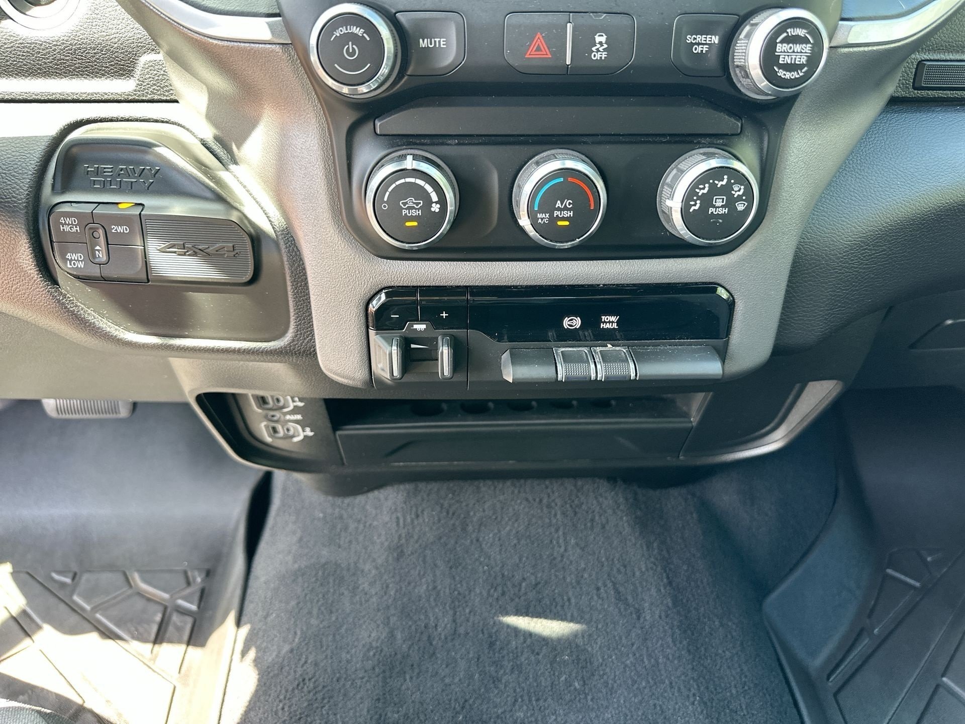 Used 2024 RAM 2500 Big Horn AWD/4WD image 33