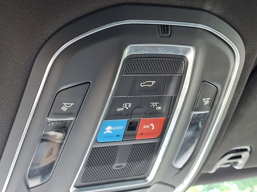 Used 2024 Jeep Wagoneer Series III AWD/4WD image 32