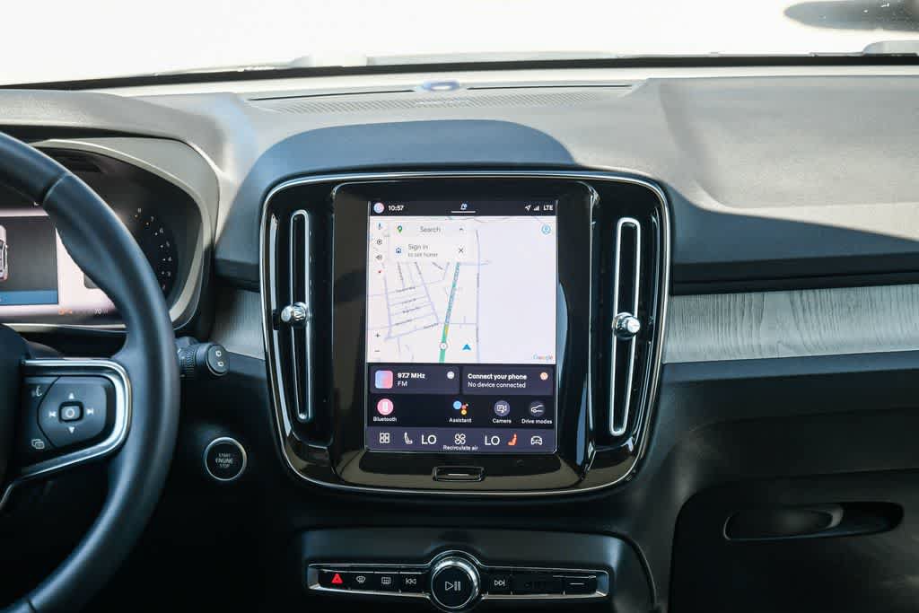 Used 2023 Volvo XC40 B5 Plus AWD/4WD image 13