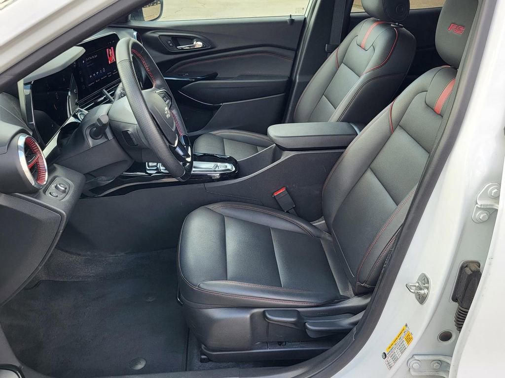 Used 2025 Chevrolet Trax RS image 17