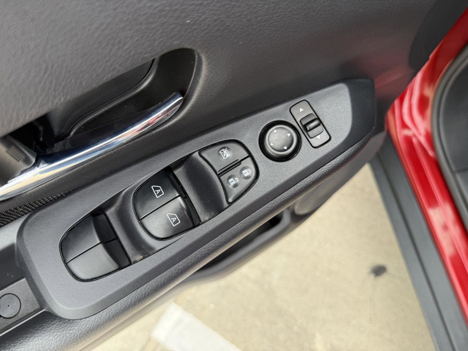 Used 2023 Nissan Kicks SV image 13