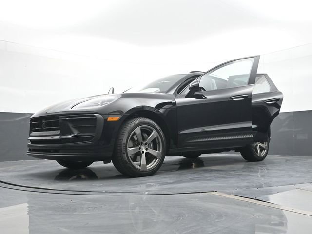 Certified 2025 Porsche Macan AWD/4WD image 31