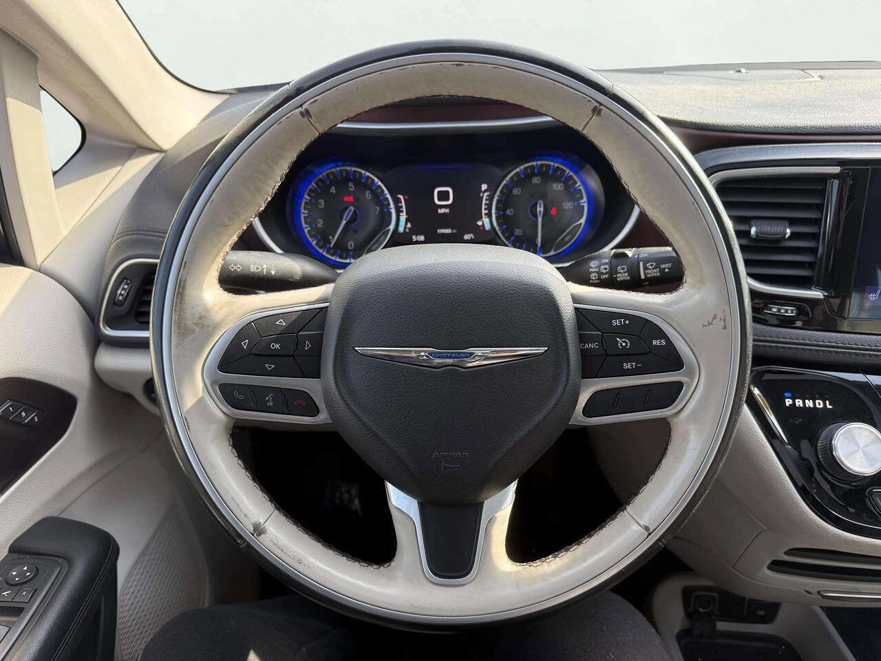 Used 2017 Chrysler Pacifica Limited w/ Tire & Wheel Group FWD image 17