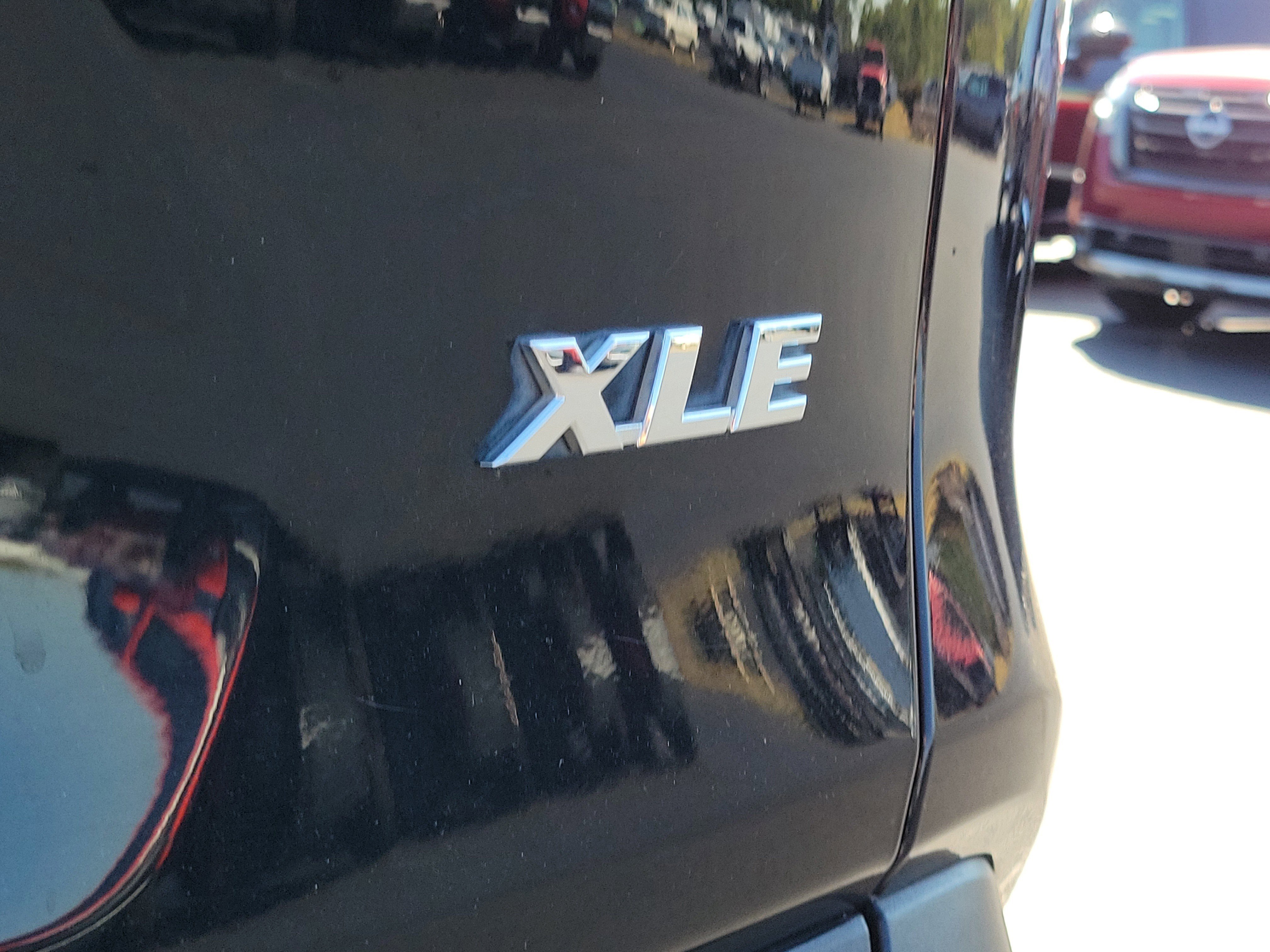 Used 2023 Toyota RAV4 XLE Premium FWD image 7