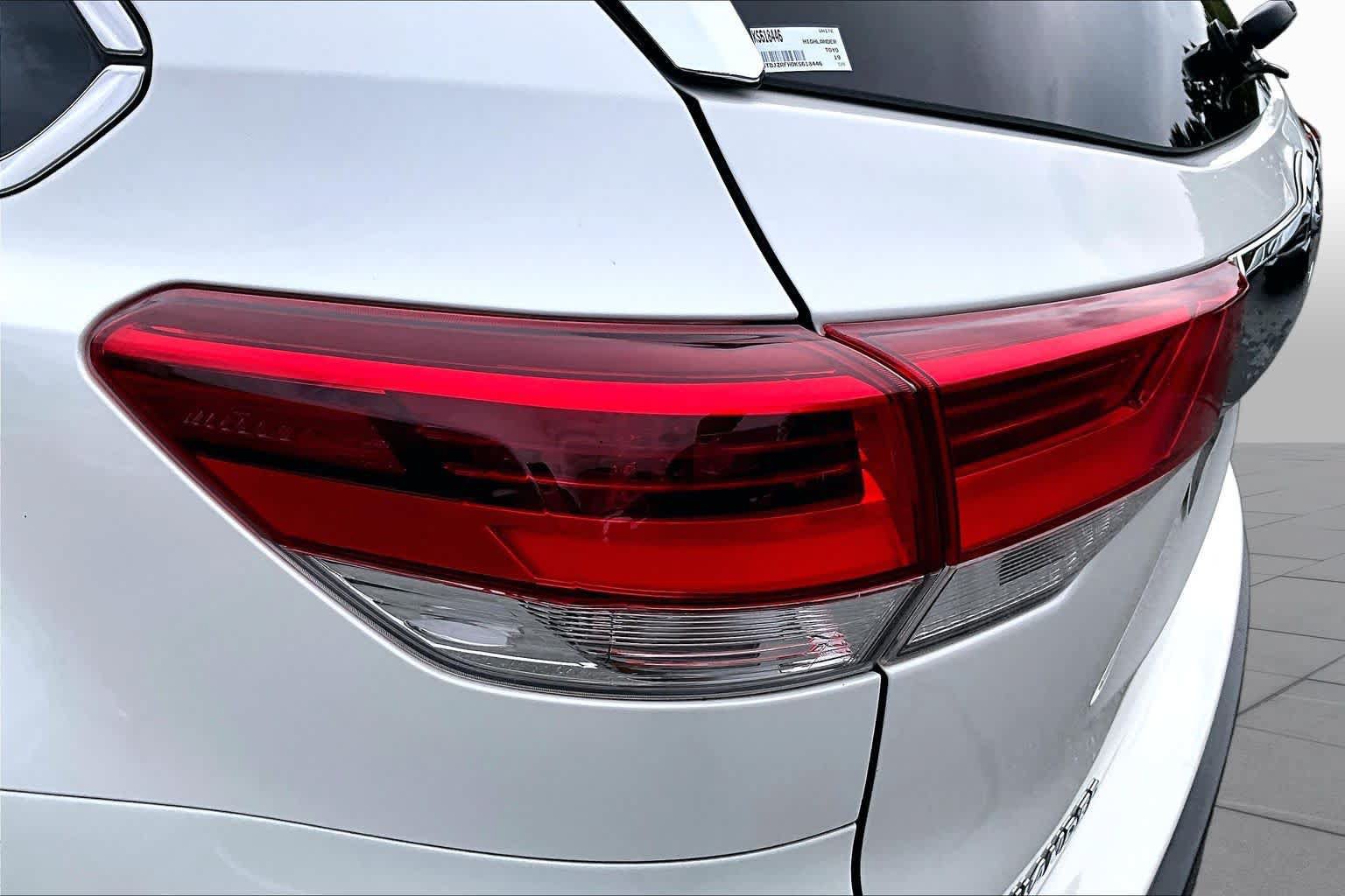 Used 2019 Toyota Highlander XLE AWD/4WD image 29