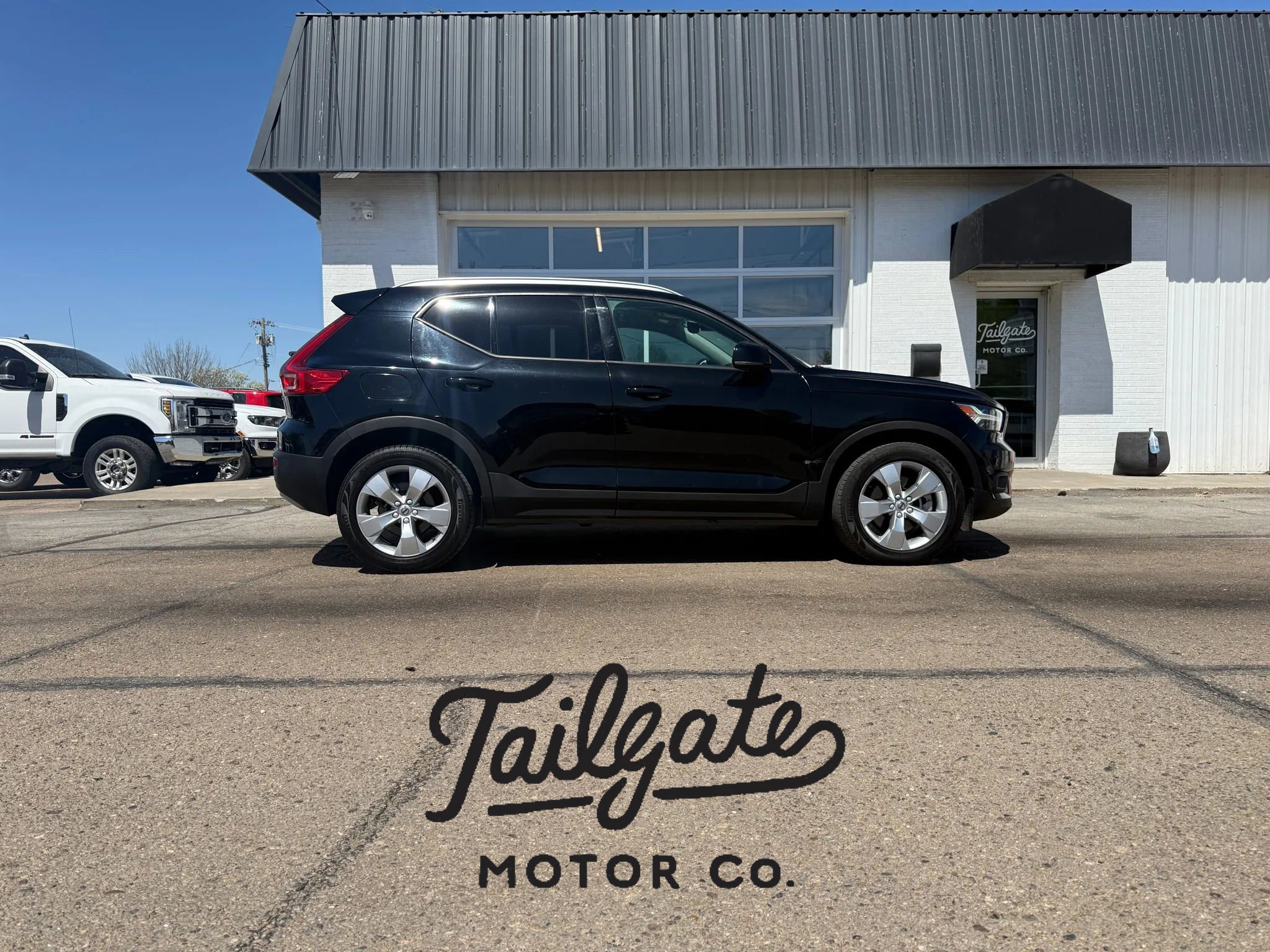 Used 2021 Volvo XC40 T4 Momentum image 1