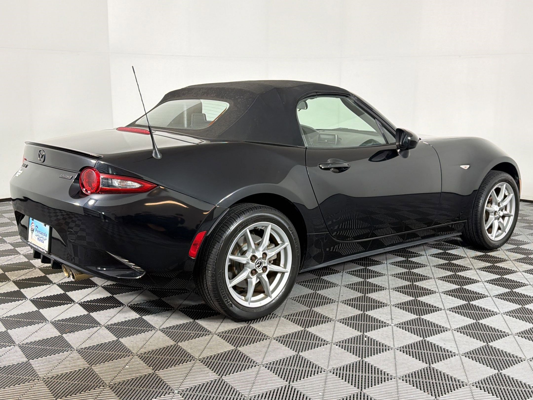 Used 2017 MAZDA MX-5 Miata Sport RWD image 9