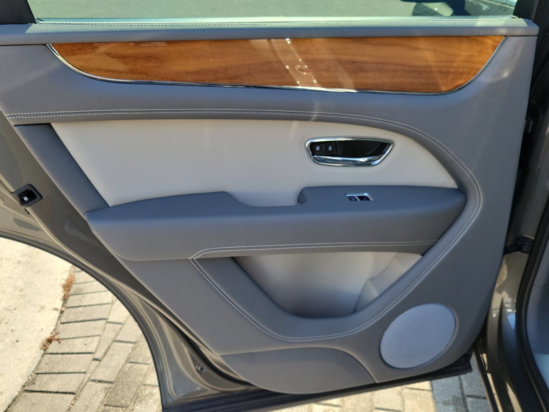 Certified 2023 Bentley Bentayga Plug-In Hybrid AWD/4WD image 18