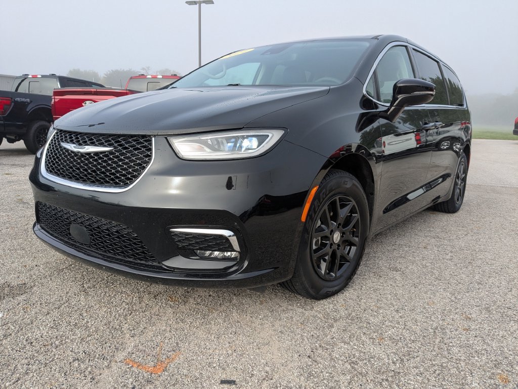 Used 2024 Chrysler Pacifica Touring-L FWD image 1
