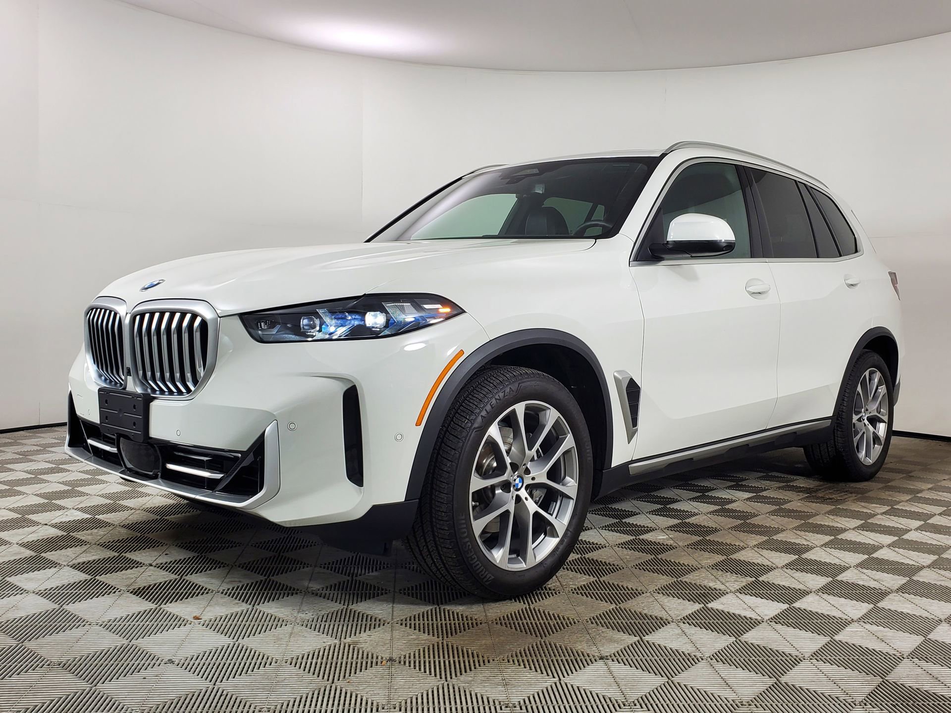 Used 2025 BMW X5 xDrive40i w/ Parking Assistance Package AWD/4WD image 4