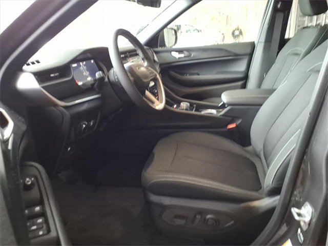 New 2025 Jeep Grand Cherokee L Laredo image 13