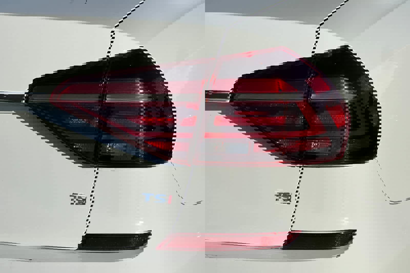 Used 2017 Volkswagen Passat 1.8T R-Line w/ R-Line Lighting Package image 29