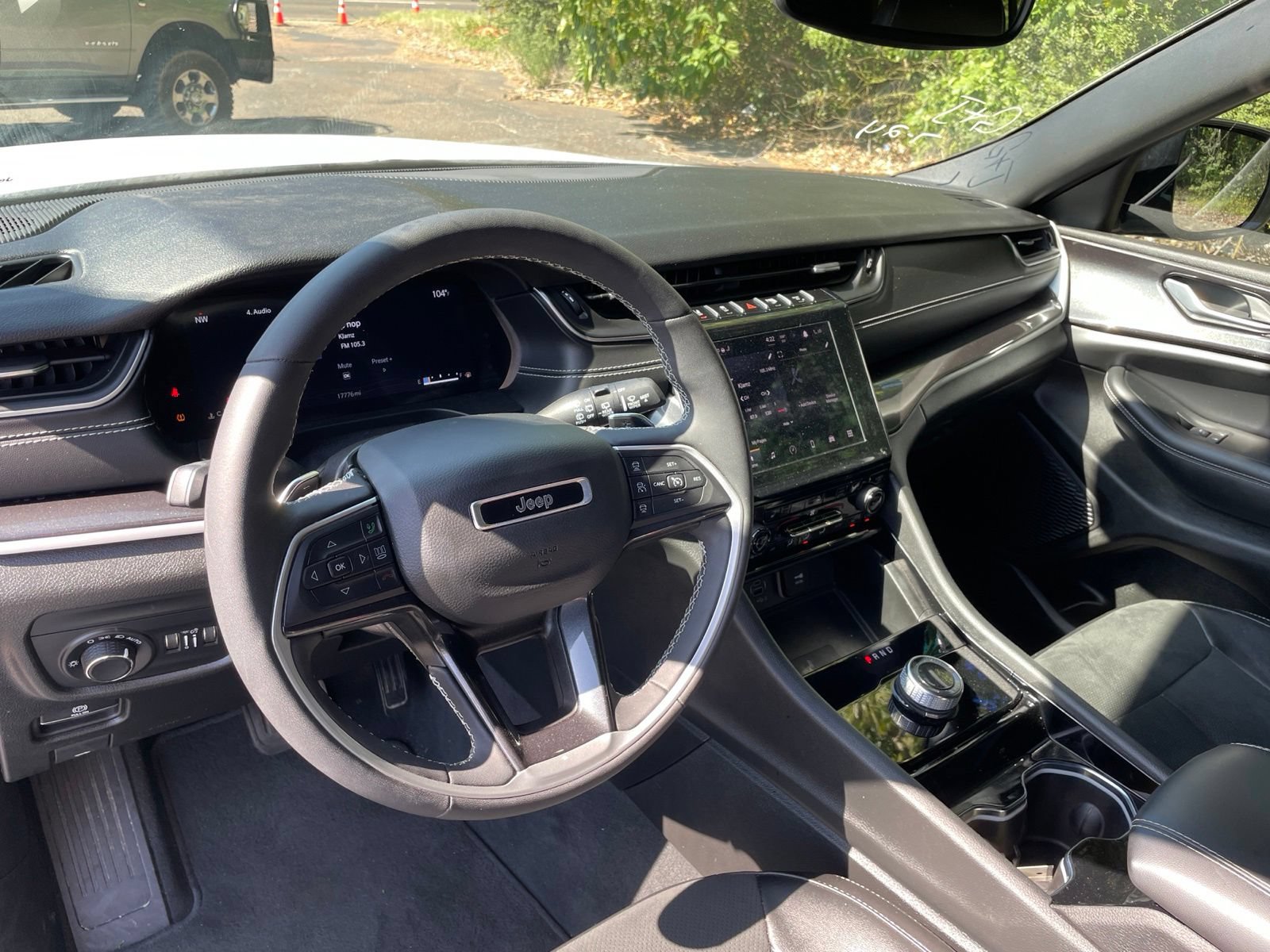 Used 2023 Jeep Grand Cherokee Altitude AWD/4WD image 27