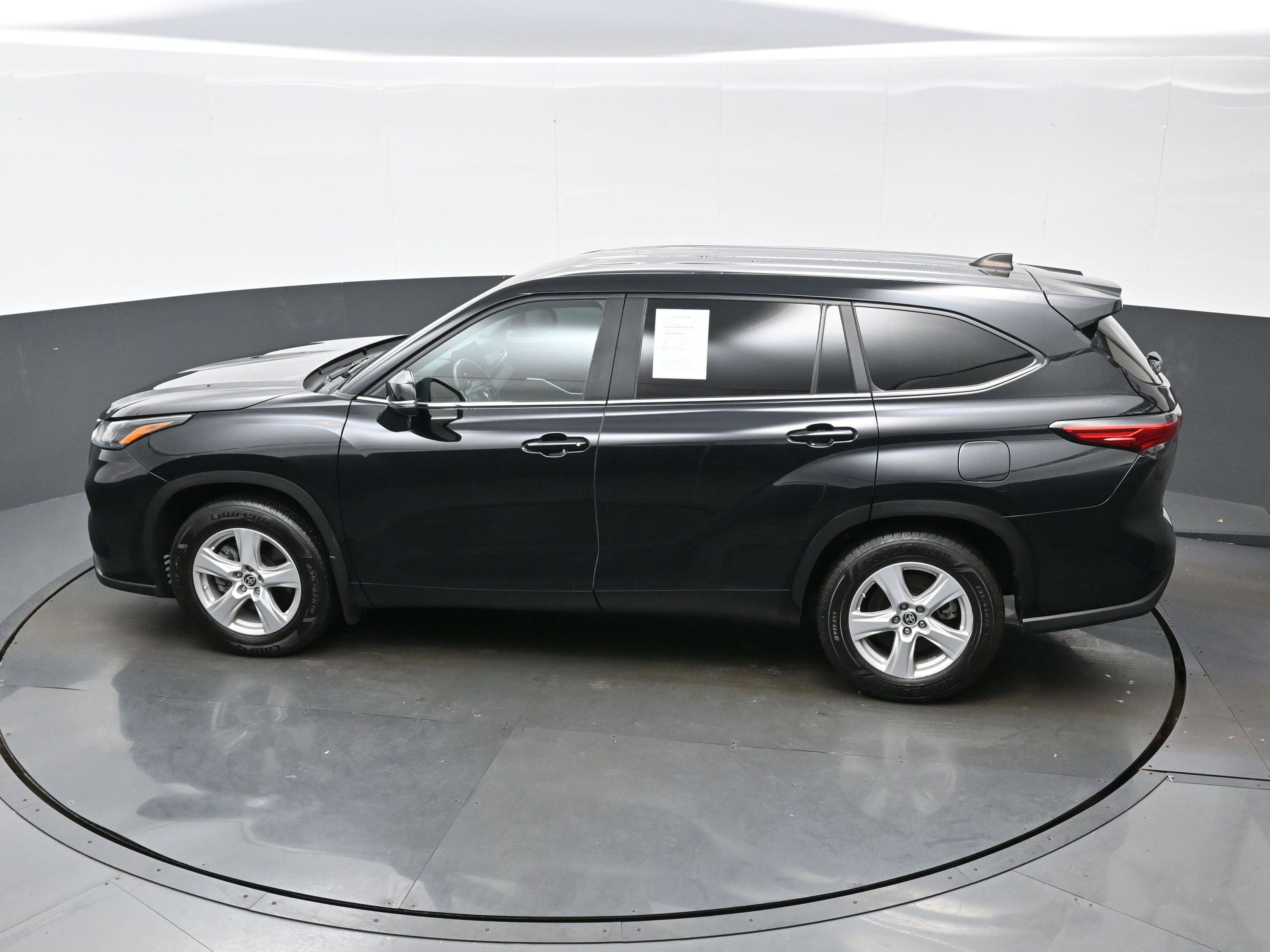 Used 2023 Toyota Highlander LE AWD/4WD image 33
