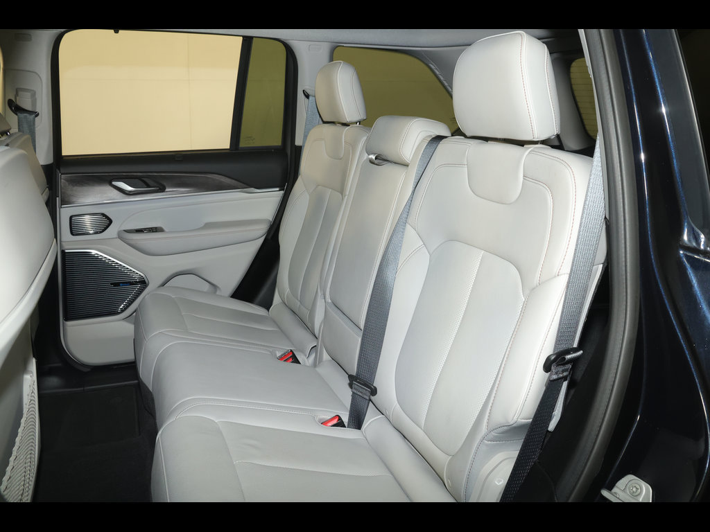 Used 2022 Jeep Grand Cherokee Overland w/ Luxury Tech Group IV AWD/4WD image 34