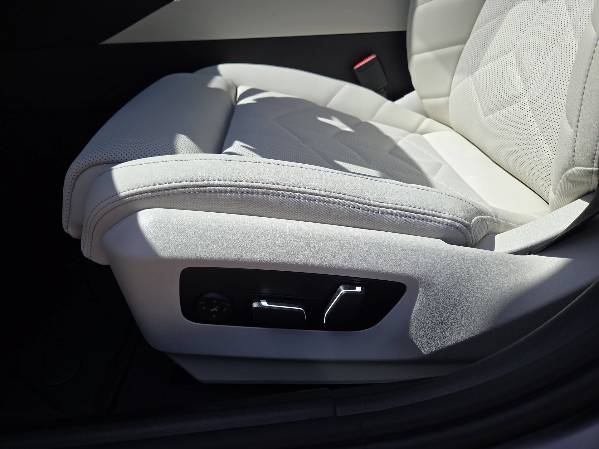 New 2027 BMW 550e xDrive AWD/4WD image 17